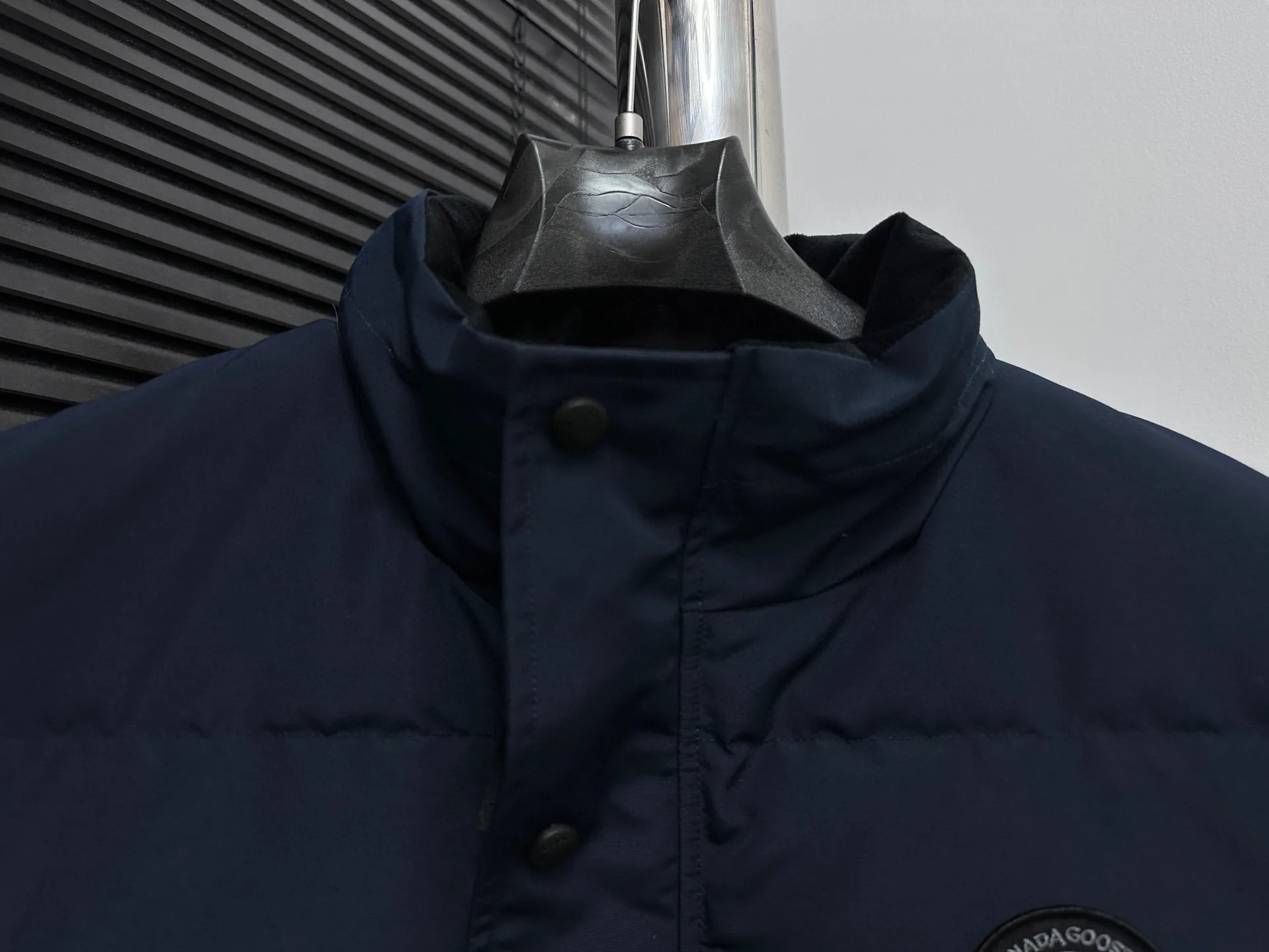 P360 [Canada Goose] Canada Goose black label #Freestyle Crew 4151mb men’s and women’s vest down ➖ Imported Behringer embroidery machine with customized 10,000-needle embroidery label! ➖ Imported 21-count polyester-cotton blended original fabric, using Feather-Light 10D waterproof coating fabric, made of 84.5% polyester fiber and 15.5% cotton, 100% the best feel in the entire network! ➖ The genuine official website uses the national standard 80 white duck down, and will never be misled by false claims such as 90 down or goose down! ➖ 100% nylon lining. Double double-layer sealing design to prevent velvet from running away. Top-grade polar fleece is used in the collar and pockets to keep warm and comfortable! ➖ Yoshida YKK provides original custom-made electroplated sliders. YKK two-way lockable zippers are tight and smooth and will not peel off paint! ➖ 3M composite original Velcro is durable, and all accessories and hardware are disassembled and customized! ⛔No slander, no exaggeration, no need for too much copywriting, because it is focused, it is professional!  SIZE: XS S M L XL XXL
